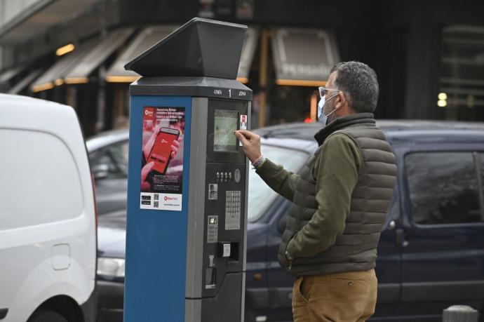 Un hombre retira un ticket de la OTA en Bilbao