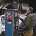 Un hombre retira un ticket de la OTA en Bilbao