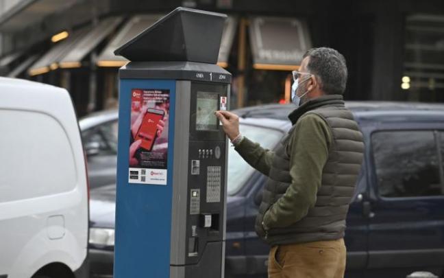 Un hombre retira un ticket de la OTA en Bilbao