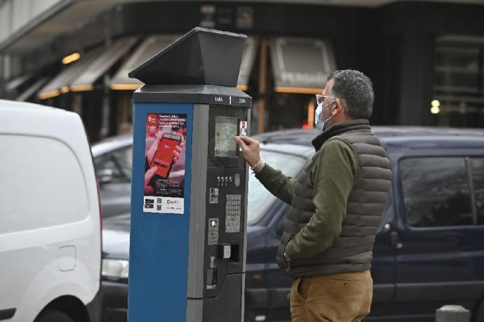 Una persona sacando su ticket de OTA.