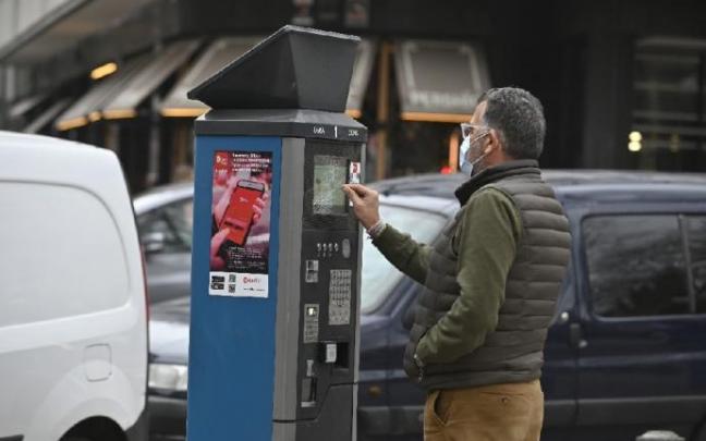 Una persona sacando su ticket de OTA.