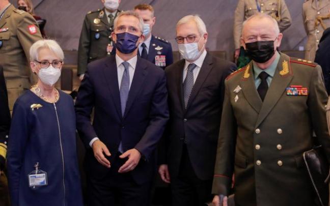 Representantes de EE UU, la OTAN y Rusia, antes de comenzar la reunión en Bruselas. Representantes de EE UU, la OTAN y Rusia, antes de comenzar la reunión en Bruselas.