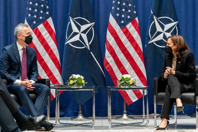 Jens Stoltenberg, junto a la vicepresidenta norteamericana, Kamala Harris.