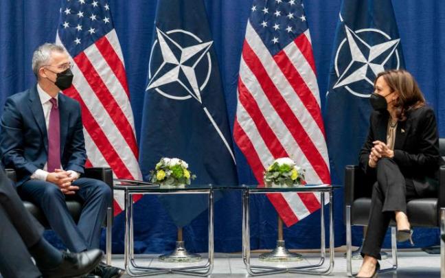 Jens Stoltenberg, junto a la vicepresidenta norteamericana, Kamala Harris.
