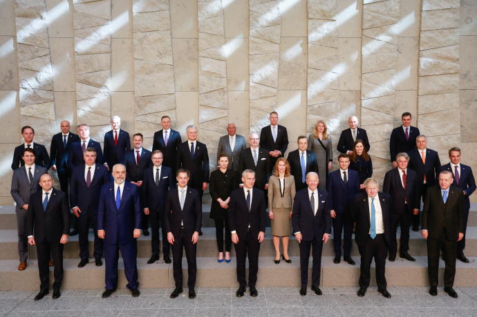 Foto de familia de los líderes que participan en la cumbre extraordinaria de la OTAN.