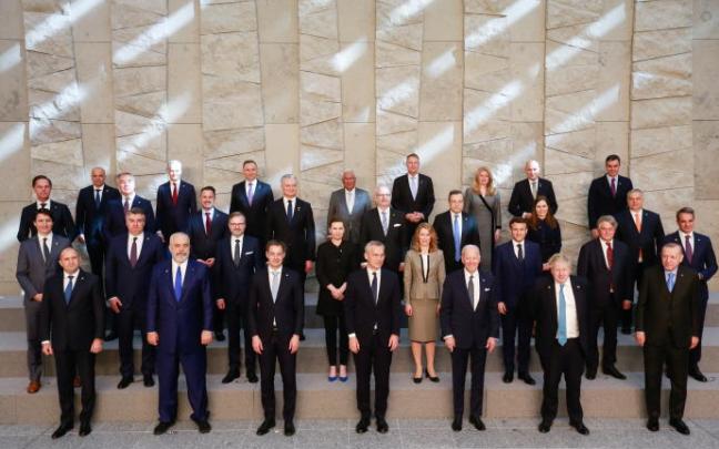 Foto de familia de los líderes que participan en la cumbre extraordinaria de la OTAN.