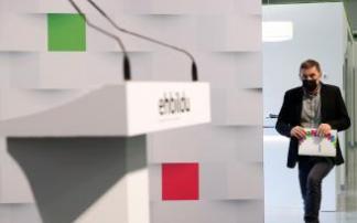 El coordinador general de EH Bildu, Arnaldo Otegi, ayer en la rueda de prensa. El coordinador general de EH Bildu, Arnaldo Otegi, ayer en la rueda de prensa.