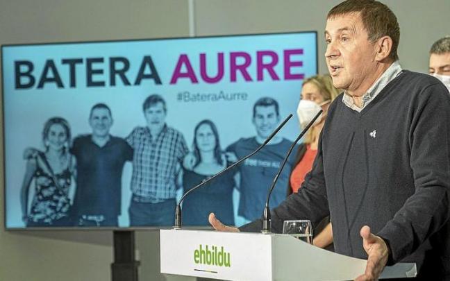 Arnaldo Otegi, coordinador general de EH Bildu, en el transcurso de una rueda de prensa. Foto: Rubén Plaza