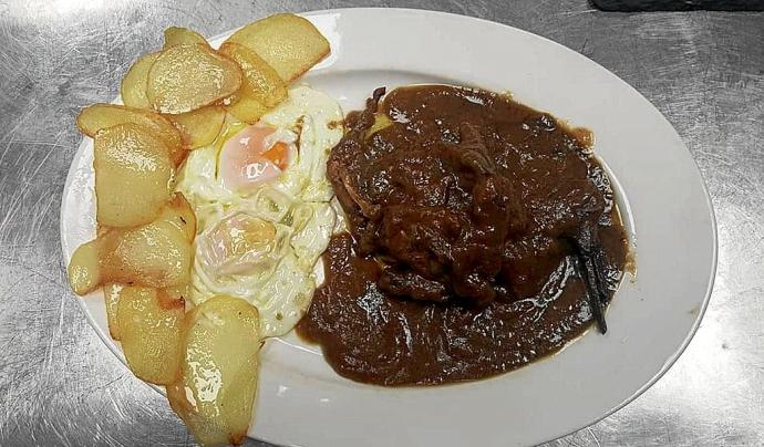 Plato de becada en salsa acompañada de huevos fritos y patatas. Foto: N.G.