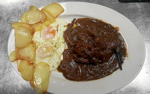Plato de becada en salsa acompañada de huevos fritos y patatas. Foto: N.G. Plato de becada en salsa acompañada de huevos fritos y patatas. Foto: N.G.