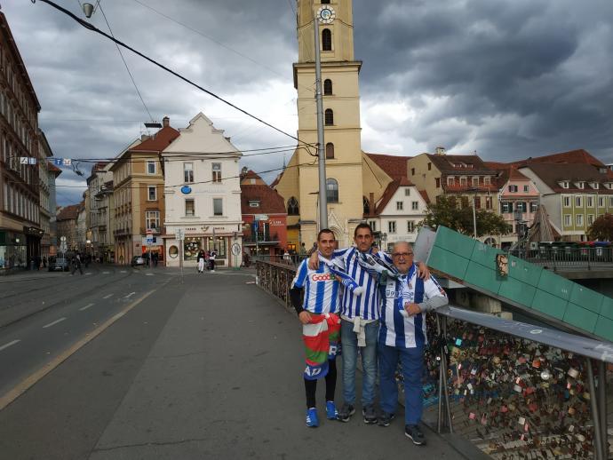 Aficionados de la Real , en la ciudad austriaca de Graz.