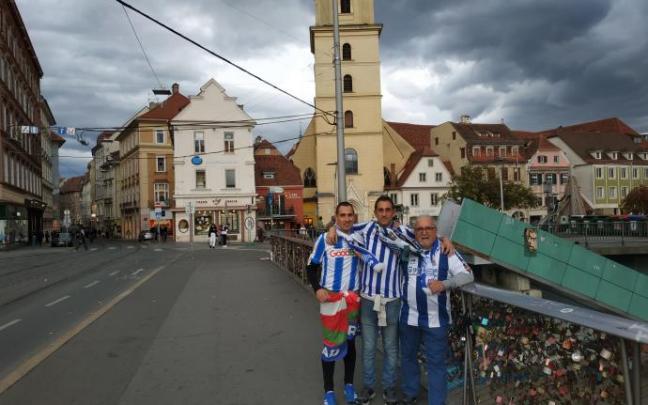 Aficionados de la Real , en la ciudad austriaca de Graz.