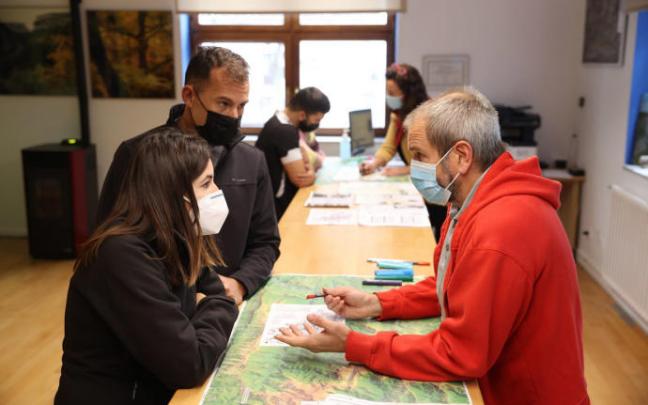 Gustavo Goiena da explicaciones a una pareja de turistas en la Oficina de Turismo de Otsagabia. Gustavo Goiena da explicaciones a una pareja de turistas en la Oficina de Turismo de Otsagabia.