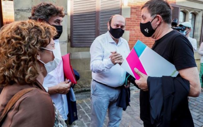 Andoni POrtuzar saluda a Arnaldo Otegi Andoni POrtuzar saluda a Arnaldo Otegi