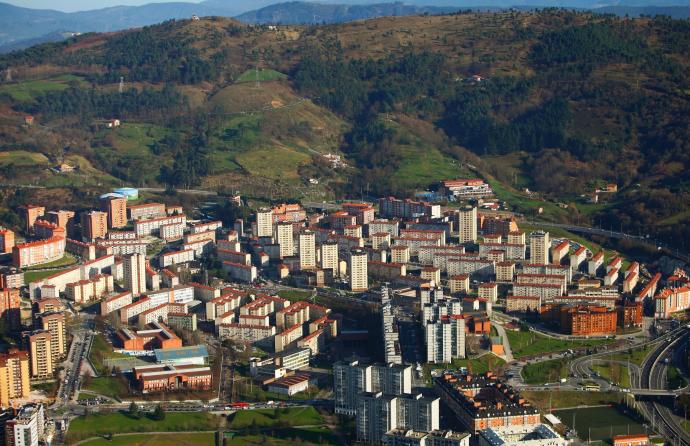 Varias viviendas de Otxarkoaga recibirán energía de las placas solares instaladas en el Centro Comercial F y en otro edificio del barrio.