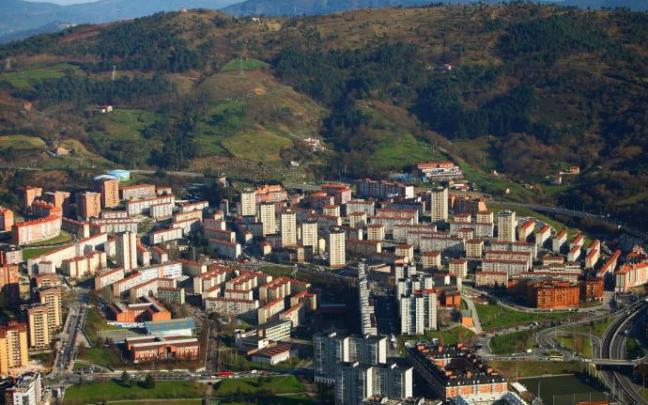Varias viviendas de Otxarkoaga recibirán energía de las placas solares instaladas en el Centro Comercial F y en otro edificio del barrio.