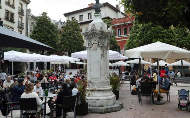 Vista de una terraza en la Plaza de Riego, en el centro de Oviedo