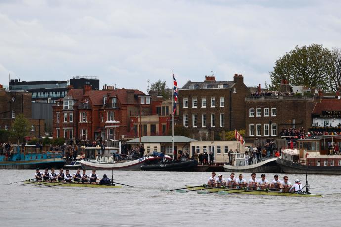 Imagen de la regata entre Oxford y Cambridge en el Támesis