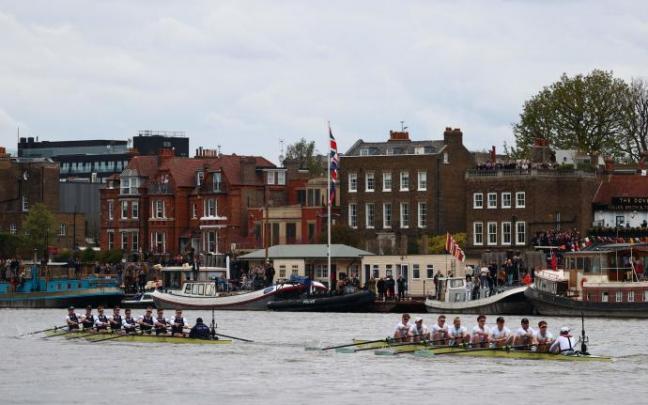 Imagen de la regata entre Oxford y Cambridge en el Támesis Imagen de la regata entre Oxford y Cambridge en el Támesis