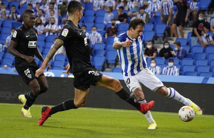 Mikel Oyarzabal golpea el balón en un lance del partido entre la Real y el Elche