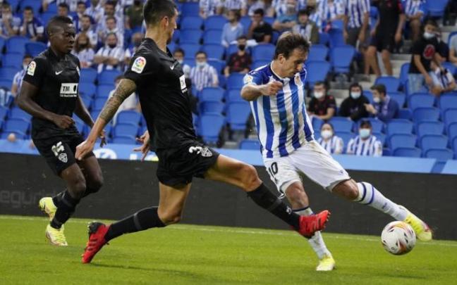 Mikel Oyarzabal golpea el balón en un lance del partido entre la Real y el Elche Mikel Oyarzabal golpea el balón en un lance del partido entre la Real y el Elche