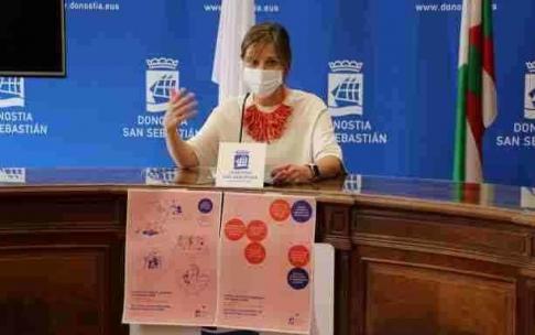 La concejala de Igualdad de Donostia, Ane Oyarbide, en la presentación de la campaña.