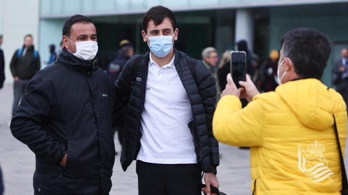 Oyarzabal, con un seguidor antes de entrar al estadio.