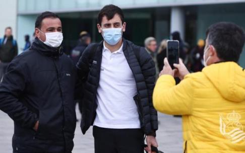 Oyarzabal, con un seguidor antes de entrar al estadio. Oyarzabal, con un seguidor antes de entrar al estadio.