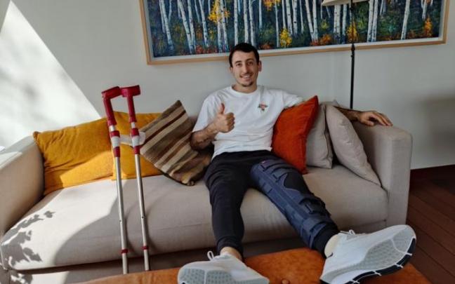 Mikel Oyarzabal, descansando tras recibir el alta. Mikel Oyarzabal, descansando tras recibir el alta.
