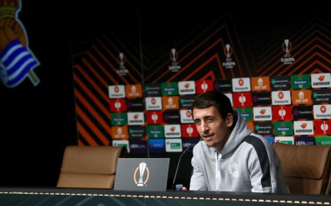 Oyarzabal, durante la rueda de prensa que ha ofrecido en Anoeta. Oyarzabal, durante la rueda de prensa que ha ofrecido en Anoeta.