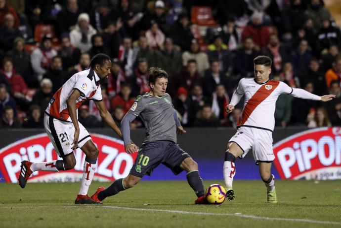 Oyarzabal disputa un balón en un choque en Vallecas.