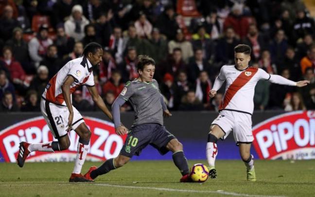 Oyarzabal disputa un balón en un choque en Vallecas.