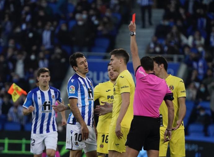 Momento en el que Figuero Vázquez enseña la roja directa a Oyarzabal