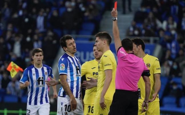 Momento en el que Figuero Vázquez enseña la roja directa a Oyarzabal
