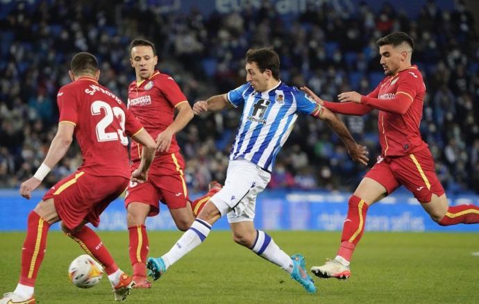 Mikel Oyarzabal, acosado por la defensa del Getafe ayer en Anoeta.