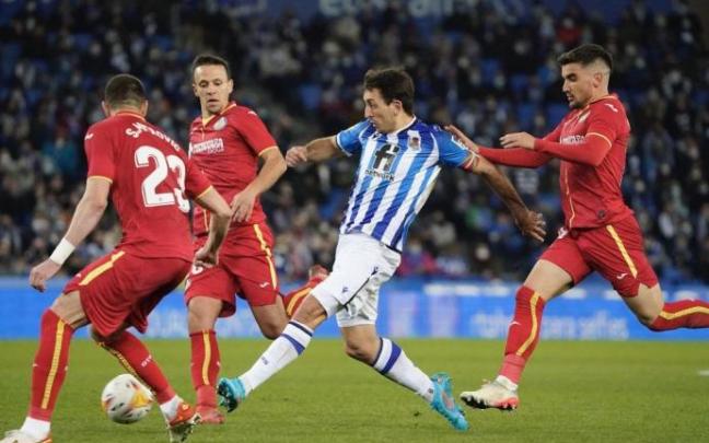 Mikel Oyarzabal, acosado por la defensa del Getafe ayer en Anoeta. Mikel Oyarzabal, acosado por la defensa del Getafe ayer en Anoeta.