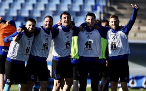 Un Oyarzabal sonriente rodeado de Gorosabel, Zaldua, Zubeldia e Illarramendi