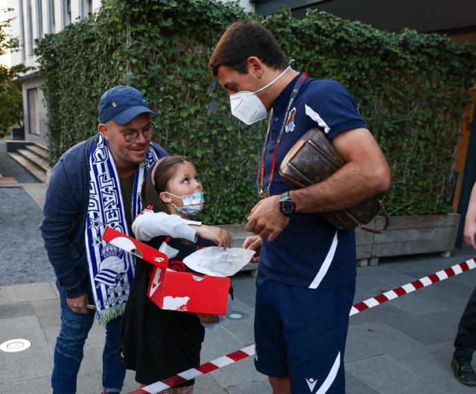 Mikel Oyarzabal, firmando un autógrafo antes de partir hacia el Philip Stadion