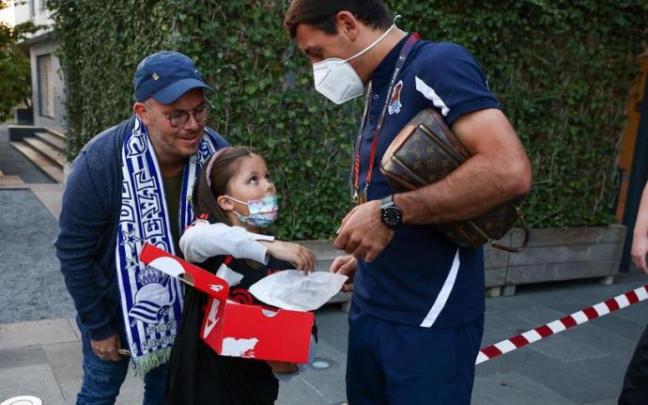 Mikel Oyarzabal, firmando un autógrafo antes de partir hacia el Philip Stadion
