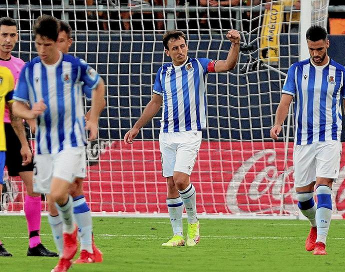 Oyarzabal celebra uno de los dos goles que marcó ayer al Cádiz. Foto: Efe