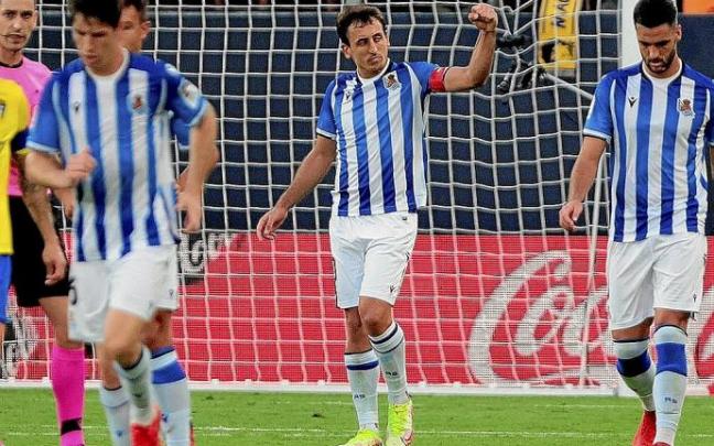 Oyarzabal celebra uno de los dos goles que marcó ayer al Cádiz. Foto: Efe