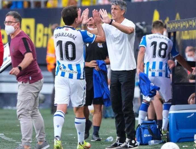 Imanol Alguacil saluda a Mikel Oyarzabal tras sustituirle en Cádiz.