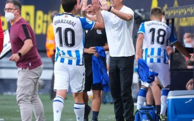 Imanol Alguacil saluda a Mikel Oyarzabal tras sustituirle en Cádiz.