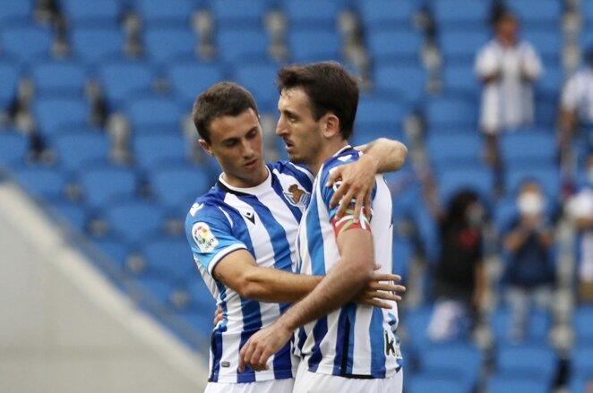 Oyarzabal y Guevara se abrazan en un partido