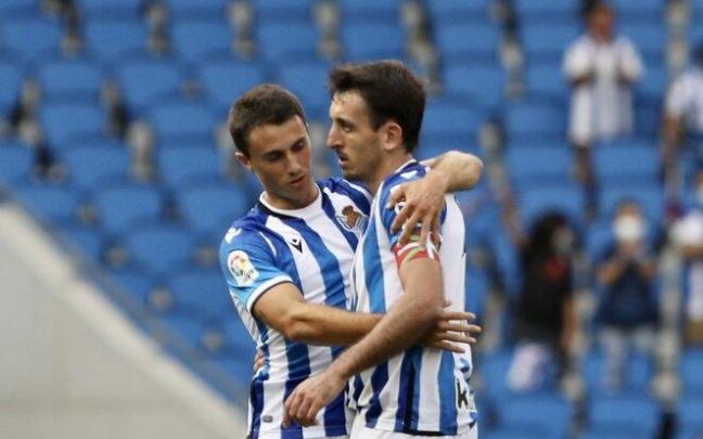 Oyarzabal y Guevara se abrazan en un partido