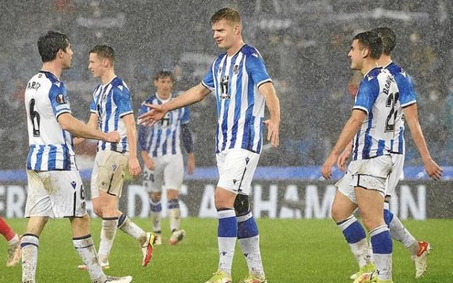 Sorloth se dispone a celebrar su gol, el tercero de la Real, con Aritz Elustondo, en presencia de Barrenetxea.