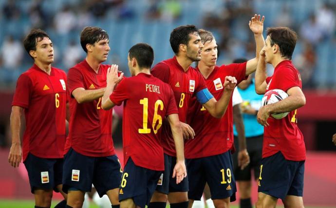 Oyarzabal, con el balón en la mano, recibe la felicitación de sus compañeros, entre ellos Merino