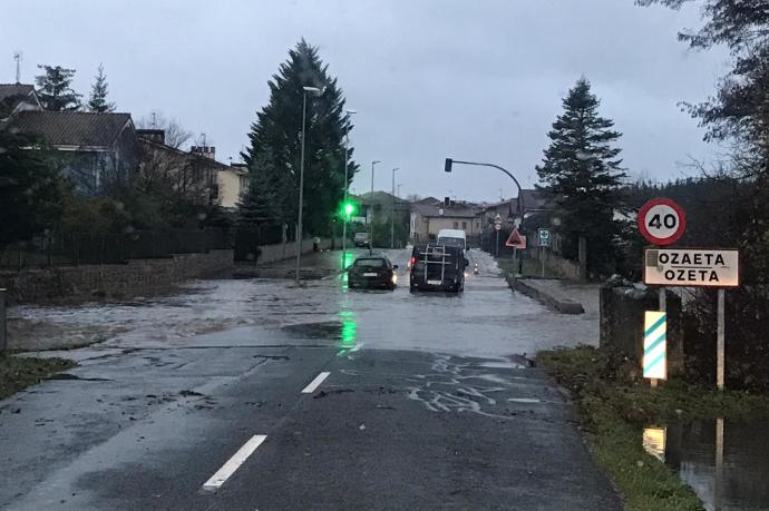 Acceso a Ozaeta, anegado por el agua