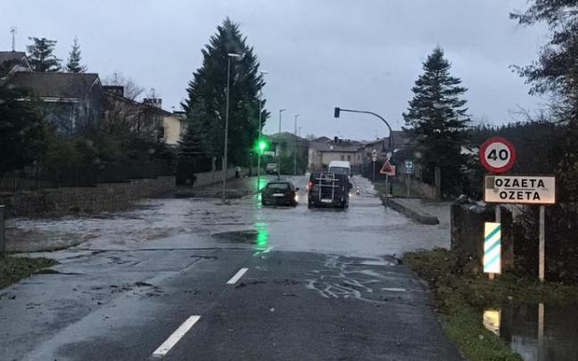 Acceso a Ozaeta, anegado por el agua