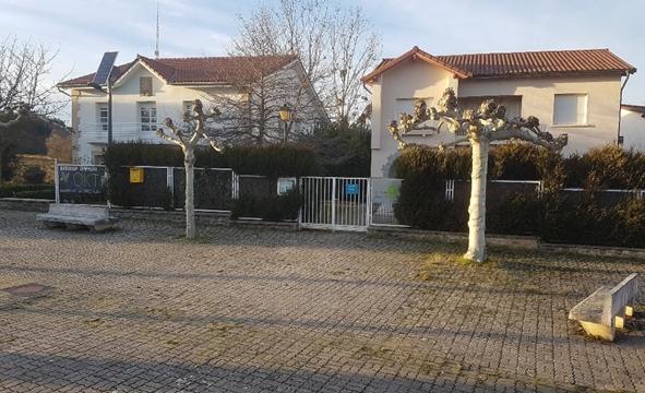 El edificio principal de la escuela y la Haurreskola